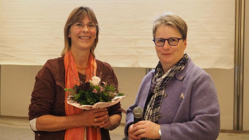 Mit einem floralischen Gruß bedankte sich Andrea Burfeind bei Katrin Frahm für den lehreichen Vortrag.