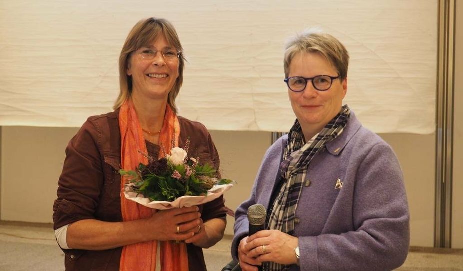Mit einem floralischen Gruß bedankte sich Andrea Burfeind bei Katrin Frahm für den lehreichen Vortrag.
