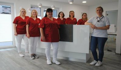 Der neue Eingangsbereich ist das Aushängeschild der Praxis. V. l.: Isabell Lohof, Alina Steffens, Carina Steffens (ab 1. Januar 2022 in der Praxis), Anja Henschel, Christina Slonka, Verena Suhr und Nancy Altmann.