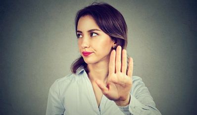 Mehr als ein Viertel der weiblichen Befragten gibt an, wegen der Zeitumstellung tagsüber müde oder gereizt zu sein. Bild:adobestock/pathdoc