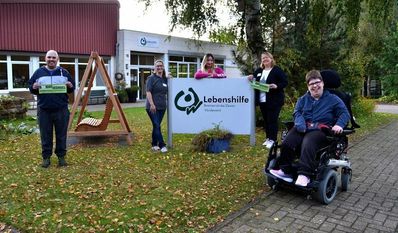 Im Vördewerk Selsingen waren sowohl die Beschäftigten als auch die Mitarbeitenden froh über den „Schichtwechsel“ von Edeka-Marktleitung Yvonne Willhardt (Zweite von links) und der Sozialen Betreuungskraft von „Herz am Platz“, Doreen Sickel (Zweite von rechts).