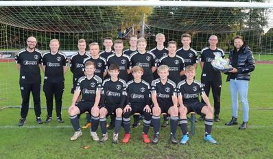 Die U16-Mannschaft des JFV Concordia bedankt sich bei Hakon Steffens (rechts), Inhaber des Seniorenpflegeheims Bevern, für einen neuen Satz Aufwärmtrikots.