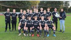 Die U16-Mannschaft des JFV Concordia bedankt sich bei Hakon Steffens (rechts), Inhaber des Seniorenpflegeheims Bevern, für einen neuen Satz Aufwärmtrikots.