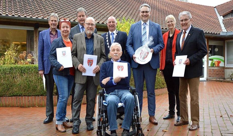 Gut gelaunt versammelten sich (v.l.n.r.) Peter Hoheisel, Doris Brandt, Frank Pingel, Werner Klump, Hans-Klaus Genter-Mickley, Bürgermeister Detlev Fischer, Marco Prietz, Stadträtin Dr. Silke Fricke und Uwe Matthias zum gemeinsamen Erinnerungsfoto
