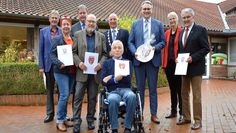 Gut gelaunt versammelten sich (v.l.n.r.) Peter Hoheisel, Doris Brandt, Frank Pingel, Werner Klump, Hans-Klaus Genter-Mickley, Bürgermeister Detlev Fischer, Marco Prietz, Stadträtin Dr. Silke Fricke und Uwe Matthias zum gemeinsamen Erinnerungsfoto