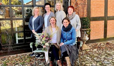 Die Floristinnen um Veronica Oerding (vorne links) von Floradies laden zum Jubiläum vom 4. bis 6. November mit besonders schönen Werkstücken ein.