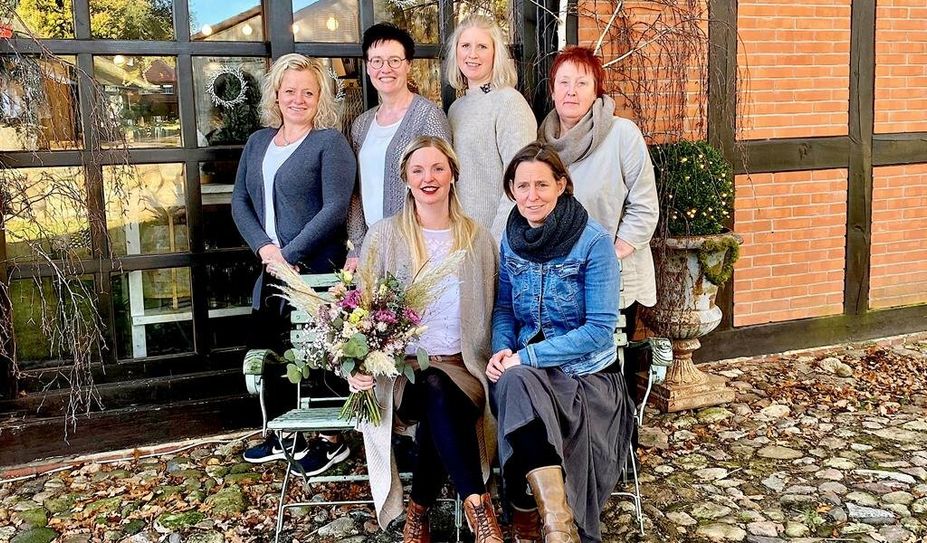 Die Floristinnen um Veronica Oerding (vorne links) von Floradies laden zum  Jubiläum vom 4. bis 6. November mit besonders schönen Werkstücken ein.