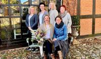 Die Floristinnen um Veronica Oerding (vorne links) von Floradies laden zum  Jubiläum vom 4. bis 6. November mit besonders schönen Werkstücken ein.