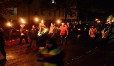 Ob die Träger:innen der Fackeln später zu Spraydosen griffen ist unklar. Klar ist aber, dass die Schlagworte Covid1984 und Genozid2021 in der Querdenker-Szene virulent sind.