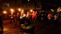 Ob die Träger:innen der Fackeln später zu Spraydosen griffen ist unklar. Klar ist aber, dass die Schlagworte Covid1984 und Genozid2021 in der Querdenker-Szene virulent sind.
