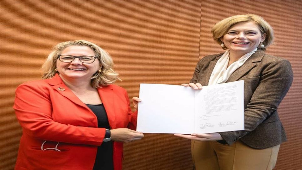 Svenja Schulze und Julia Klöckner unterzeichneten kürzlich die Bund-Länder-Zielvereinbarung zum Moordbodenschutz. Foto: BMEL/Photothek/Heindl