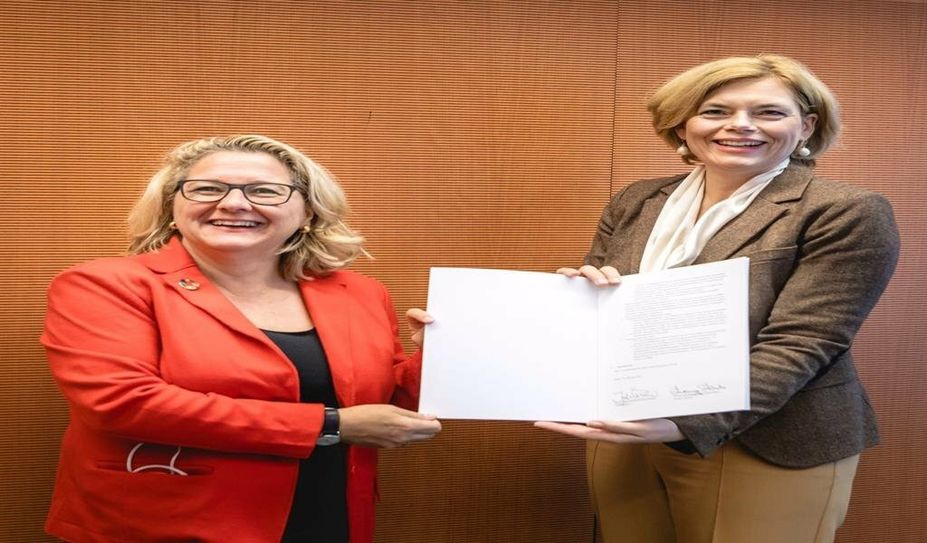 Svenja Schulze und Julia Klöckner unterzeichneten kürzlich die Bund-Länder-Zielvereinbarung zum Moordbodenschutz. Foto: BMEL/Photothek/Heindl