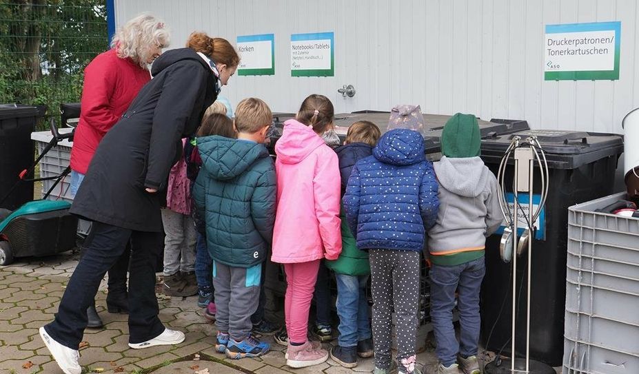Mit der Umweltbildung fängt man am besten früh an: Die ASO bekommt oft Besuchen von Kita-Gruppen oder Schulklassen. Foto: nek