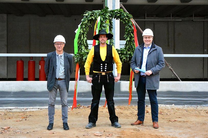 Schulleiter Dr. Uwe Strohbach (v. li.), Zimmermann Max Holtkamp und Landrat Marco Prietz beim Richtfest.