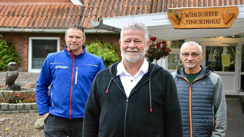 Patrick Hoops (v. li.), Michael Schürmann und Bernd Bennöder haben das Wehldorfer Seniorenhus klimaneutral gemacht.