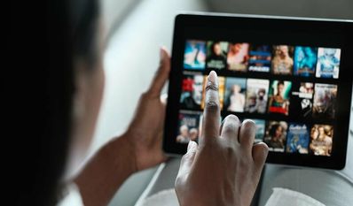 Wählt man den richtigen Übertragungsweg, streamt also lieber zu Hause mit dem Glasfaseranschluss als unterwegs mit dem Mobilnetz, geht es auch wesentlich umweltfreundlicher.