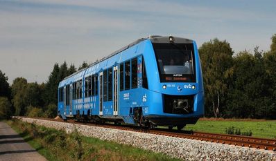 Die Wasserstoffzüge sind vollkommen emissionsfrei unterwegs. Sie geben lediglich Wasserdampf und Kondenswasser an die Umwelt ab.