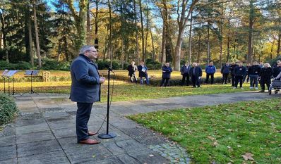 Landrat Marco Prietz hielt eine Rede auf dem Lagerfriedhof.