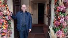 Pastor Florian von Issendorff öffnet symbolisch die Tür für Nicht-kirchliche Trauerfeiern. Foto: eb