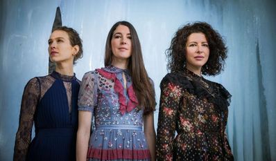 Die drei Musikerinnen von Ganes haben gerade ihr sechstes Studioalbum veröffentlicht. Am 27. November kommen sie nach Worpswede. Foto: Christoph Jorda