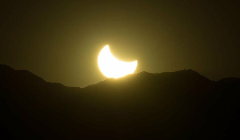 Eine Sonnenfinsternis hinter den Anden, aufgenommen von den AVL-Mitgliedern Dr. Kai-Oliver Detken und Alexander Alin.