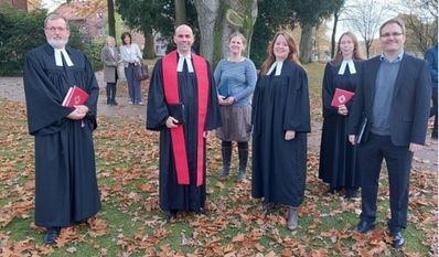 Die Beteiligten am Gottesdienst (von links): Superintendent Wilhelm Helmers, Pastor Florian von Issendorff, Diakonin Lena Freese, Pastorin Anja von Issendorff, Pastorin Sabrina Lerch und Diakon Timo Lütge. Foto: eb