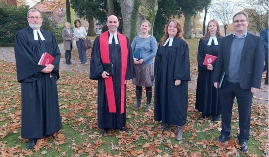 Die Beteiligten am Gottesdienst (von links): Superintendent Wilhelm Helmers, Pastor Florian von Issendorff, Diakonin Lena Freese, Pastorin Anja von Issendorff, Pastorin Sabrina Lerch und Diakon Timo Lütge. Foto: eb