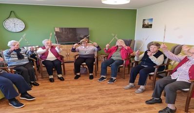 Die Seniorinnen kamen zur Musik so richtig in Bewegung.