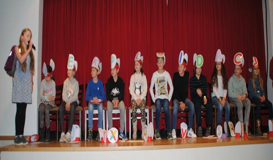 Für die Schüler:innen der 4. Klasse waren die Buchstaben keine Herausforderungen in ihrer Aufführung.