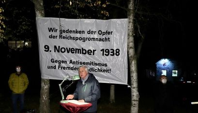 In Worpswede kamen rund 150 Bürger:innen auf dem Rosa-Abraham-Platz zusammen, um sich an die Opfer der Pogromnacht zu erinnern.