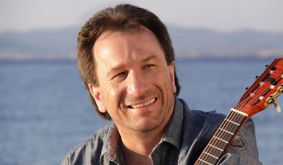 Clemens Bittlinger wird die Besucher:innen am 24. November mit seiner Musik verzaubern.