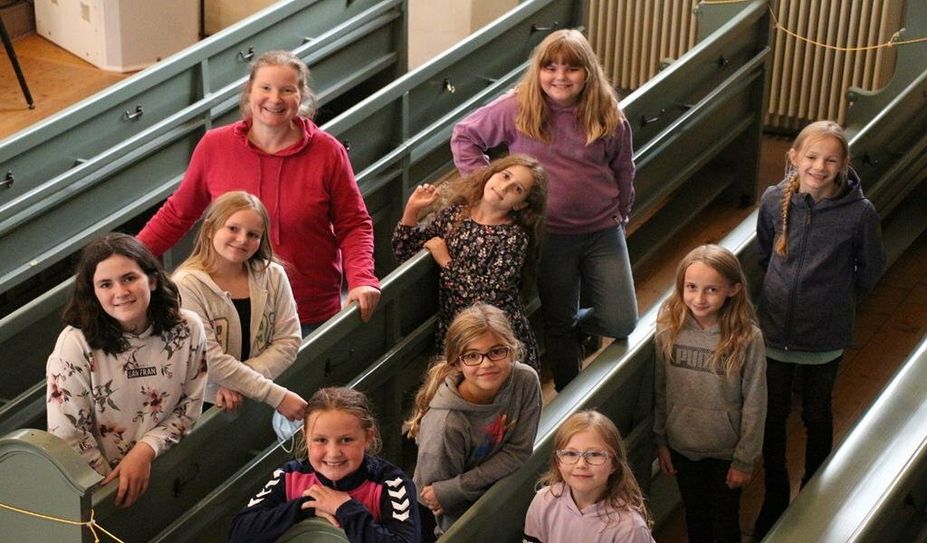 Die Kinder freuen sich auf ihren Auftritt.