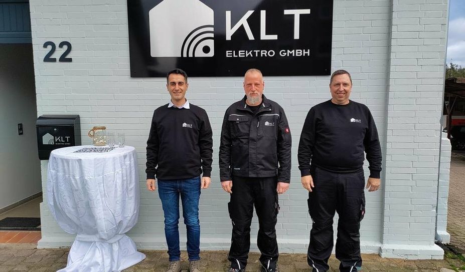 Wollen mit Unternehmenswerten überzeugen: Bassam  Kane, Timo Lafrenz und Thorsten Traupe bei ihrer Eröffnungsfeier am 19. November.