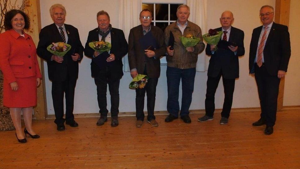 Insgesamt 24 Kommunalpolitiker:innen wurden kürzlich in Schwanewede vom Niedersächsischen Städte- und Gemeindebund geehrt. Foto: eb