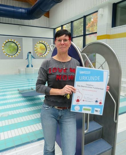 Badleiterin Petra Steiling freut sich über die Re-Zertifizierung „KinderFerienLand Niedersachsen“