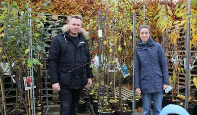 Michael Weingärtner und Regine Moll und heimische Gehölze.