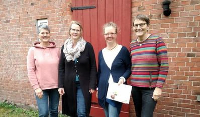 Die Koordinatorinnen des Ambulanten Hospizdienstes Sylvia Best und Bettina Szlagowski mit den Kursleiterinnen Dr. Maria Hartmann-Mrochen und Pastorin Brigitte Gläser. Foto: eb