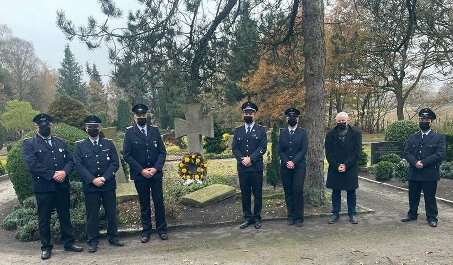Die Mitglieder der Ortsfeuerwehr gedachten gemeinsam mit Ortsvorsteher Klaus Sass zum Volkstrauertag den Opfern der beiden Weltkriege.