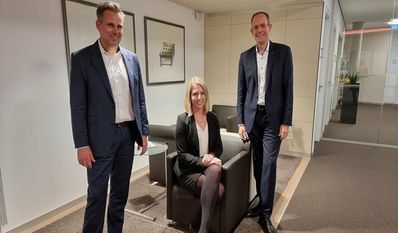 Für den ausgeschiedenen Mathias Knoll kam zum 1. November Michael Kersting (li.). Stefanie Kase (Mitte) wird innerhalb der nächsten drei Jahre auf ihre Position im Vorstand vorbereitet. Jan Mackenberg (re.) bildet weiterhin den ruhenden Pol.