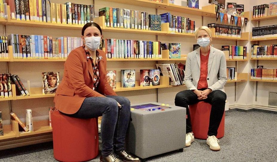 Büchereileiterin Francesca Todisco (li.) und Dr. Silke Fricke, Erste Stadträtin von Bremervörde, an der neuen Kuti-Konsole.