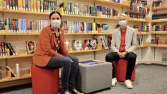 Büchereileiterin Francesca Todisco (li.) und Dr. Silke Fricke, Erste Stadträtin von Bremervörde, an der neuen Kuti-Konsole.