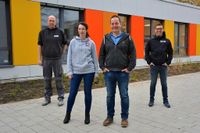 Markus Häring (v. li.), Tina Stegitz (beide von der Firma Poppe), Klassenlehrer Torben Kuhlmann und Tobias Wilkens vom Peimann Metallbau Basdahl freuen sich auf die Entwürfe der Jugendlichen.