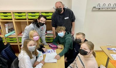 Tina Stegitz und Markus Häring beantworteten Fragen der verschiedenen Gruppen im Klassenraum der 9A.