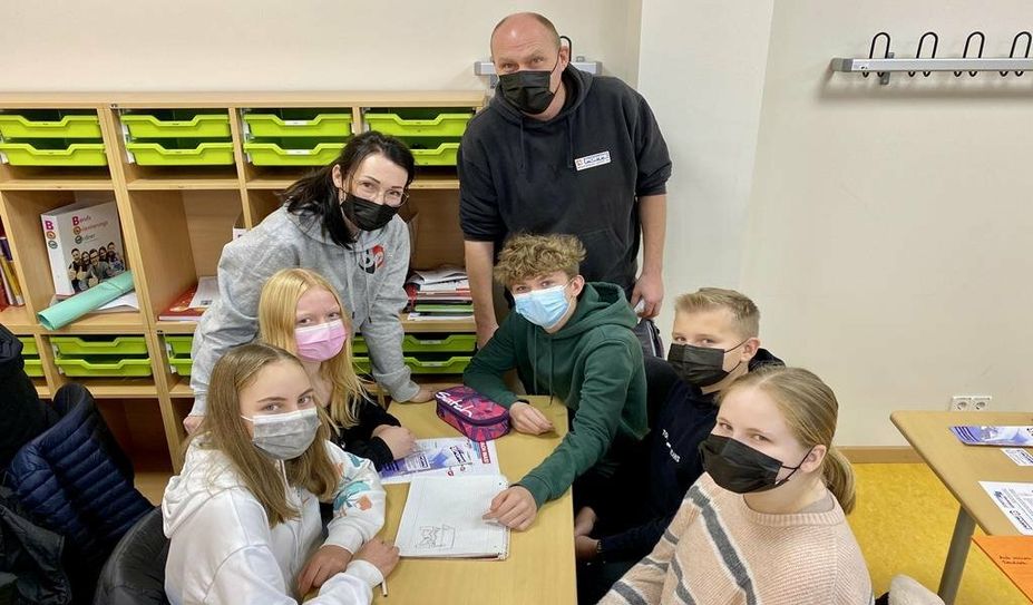 Tina Stegitz und Markus Häring beantworteten Fragen der verschiedenen Gruppen im Klassenraum der 9A.