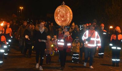 Fröhlich singend zogen Familien mit selbst gebastelten Laternen durch die Straßen.
