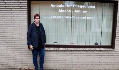 oben: Katja Nagel vor dem neuen Büro Hambergen. Unten: Katja Nagel und Betiina Prill.