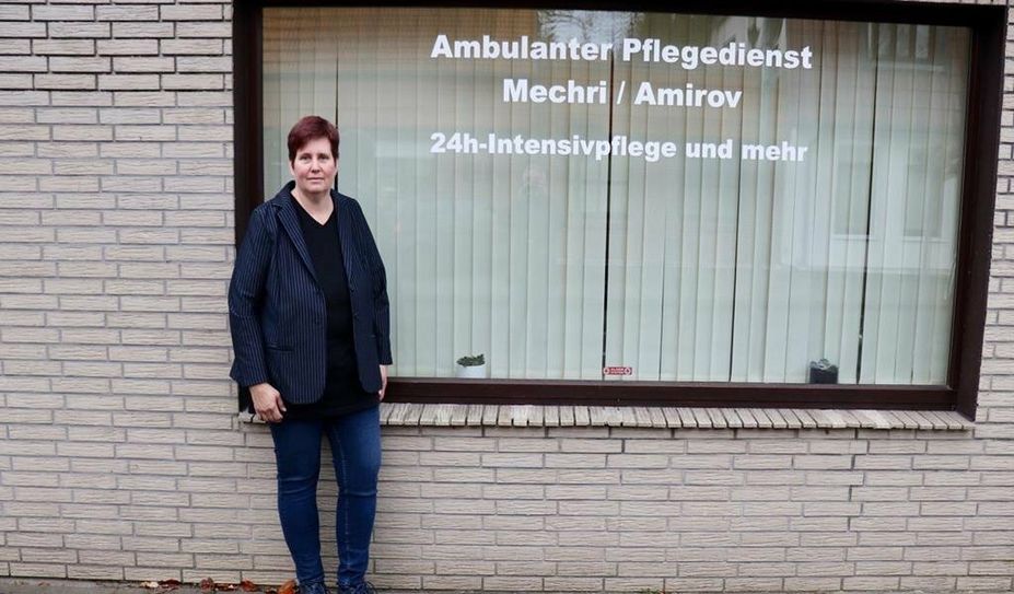 oben: Katja Nagel vor dem neuen Büro Hambergen. Unten: Katja Nagel und Betiina Prill.
