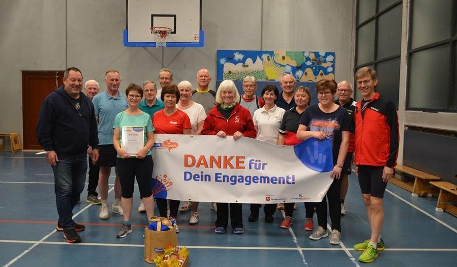 Überraschung gelungen! Margret Pülsch (vorne, mit Urkunde) freute sich sehr über diese Anerkennung.