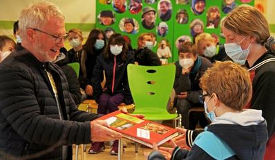 Jürgen Röper vom NABU Hambergen übergab das Moorbuch und damit die Patenschaft für das Heilsmoor an Kathleen Pallaske und Enno Funk aus dem siebten Jahrgang der KGS.