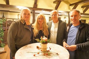 Vorsitzender Werner Oerding (v. re.)  bedankte sich bei Andreas und Bärbel Völsch für die großzügige Spende. Stefanie Korte bereicherte den Abend mit ihrem beeindruckendem musikalischem Talent .